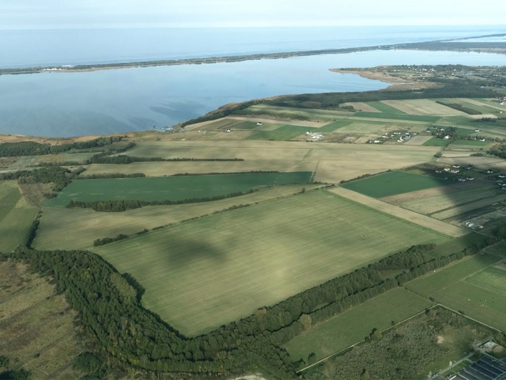 Bank Ziemi Two Waters